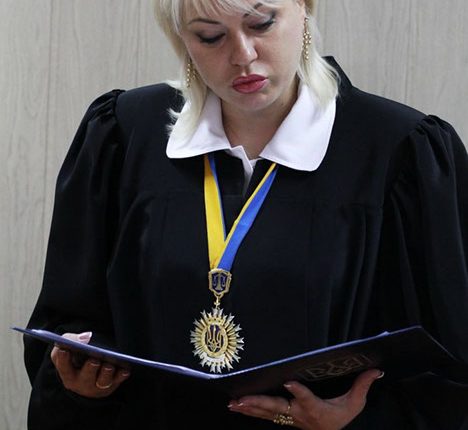 Судья с особняком под Киевом “ютится” в комнате “общаги”