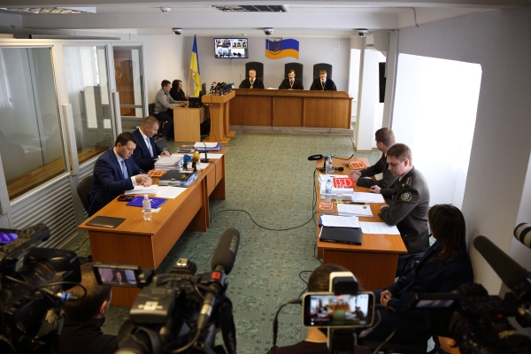 Как в Оболонском суде Януковича судили за госизмену
