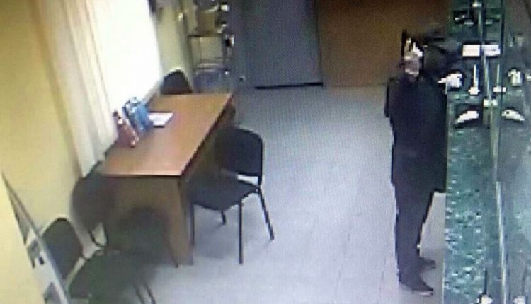 Грабитель со стрельбой взял в киевском банке 285 гривен