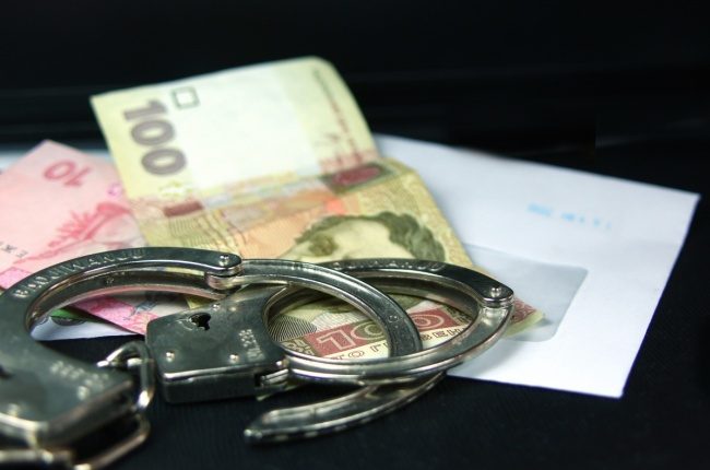 Руководители учебных заведений на Прикарпатье задержаны за взятку