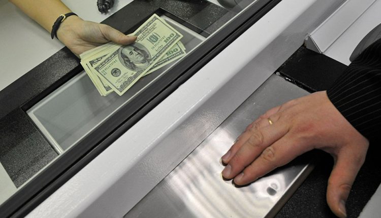 Банкиров обязали “сдавать” клиентов с поддельными банкнотами
