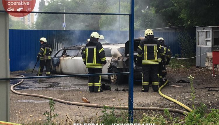 В Киеве средь бела дня сожгли белый лимузин