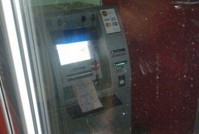 В Киеве банкомат два часа “фонтанировал” купюрами по 200 гривен