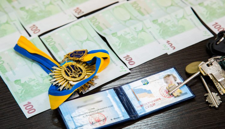 На Киевщине судья “погорела” на взятке в 1000 евро