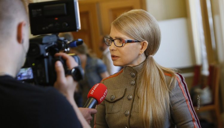 Тимошенко пришла в Раду в “военном кителе”