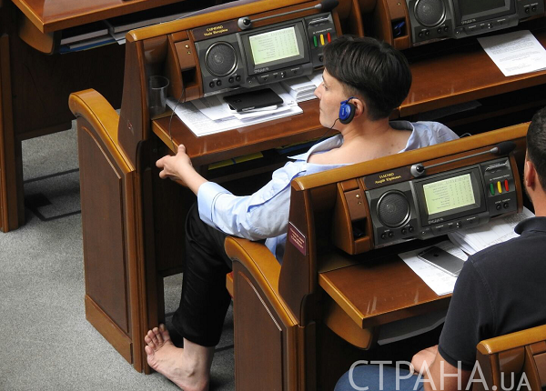 Надежда Савченко слегка обнажилась на заседании Верховной Рады