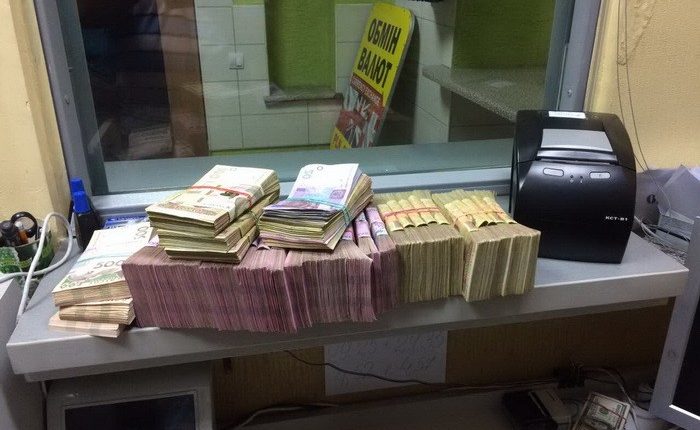 В центре Николаева СБУ задержала фискала, вымогавшего $ 2000
