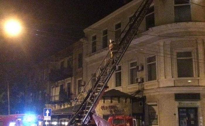 В Одессе ночью тушили пожар в “Приватбанке”