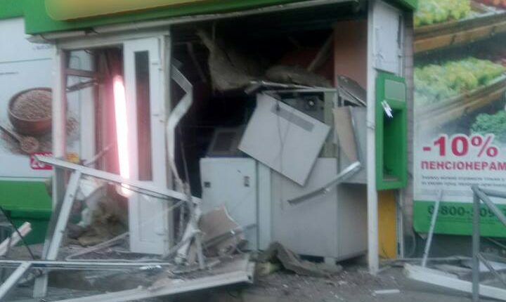На Харьковщине взорвали банкомат в магазине Ахметова