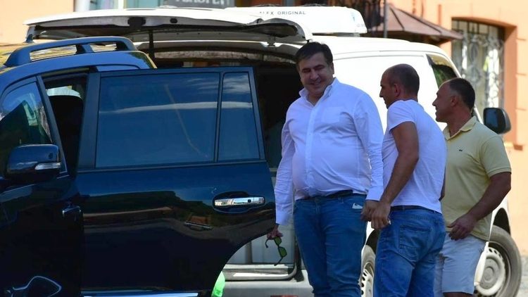 Журналисты вспомнили, как Саакашвили жил, питался и перемещался в Украине
