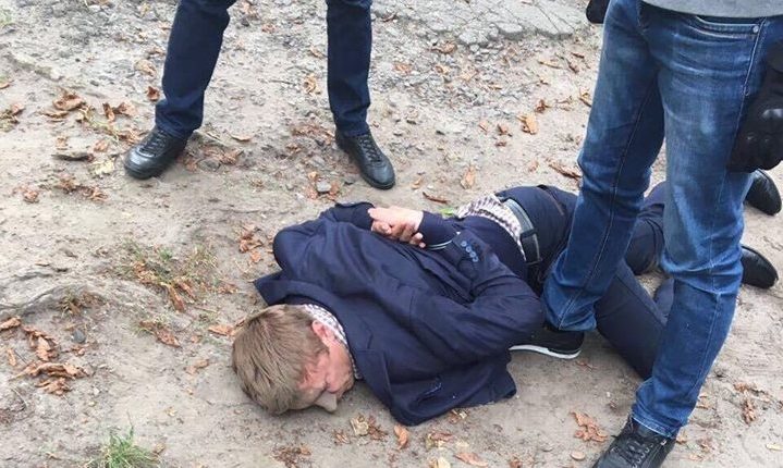 Под Киевом задержали депутата, вымогавшего $ 70 тысяч за землю на кладбище