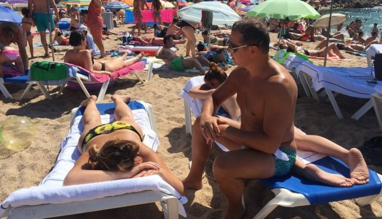 Как Ляшко загорает на пляже в Испании
