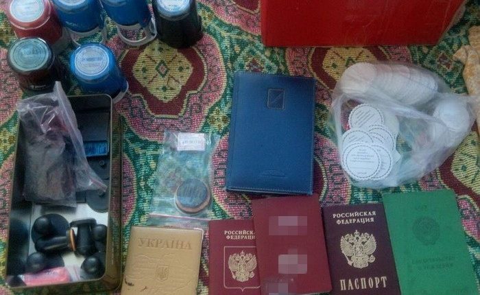 В Киеве закрыли “фабрику” по производству фальшивых паспортов