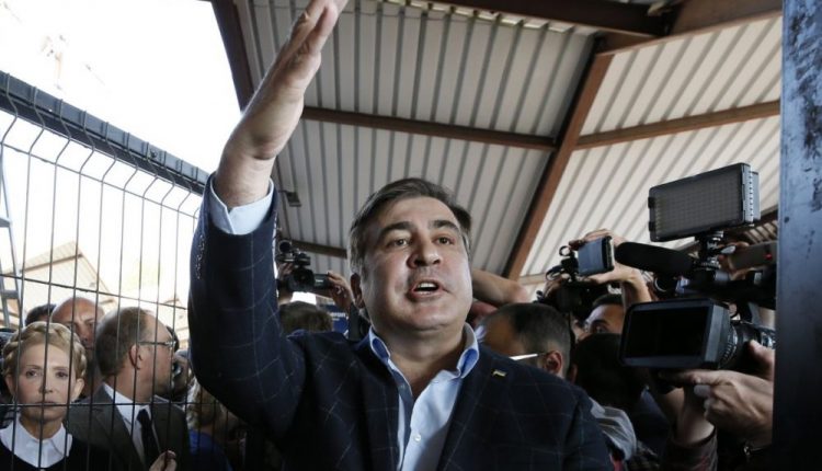 Саакашвили отказался подписать документы, принесенные пограничниками в гостиницу