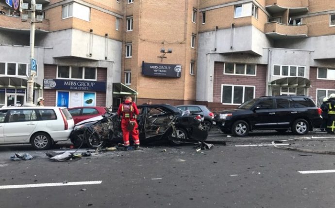 В центре Киева взорвался автомобиль, есть погибший
