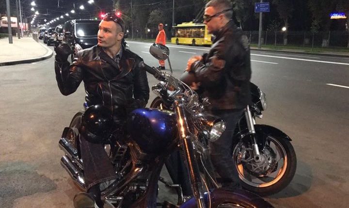 Кличко на мотоцикле проверил ночью дороги Киева