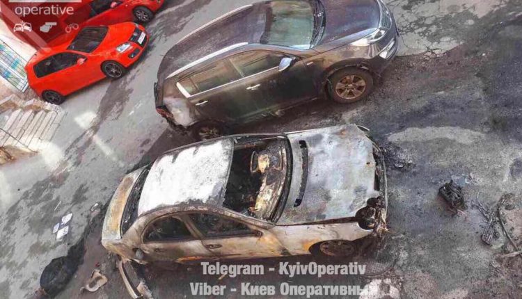 В центре Киева ночью сгорел Mercedes