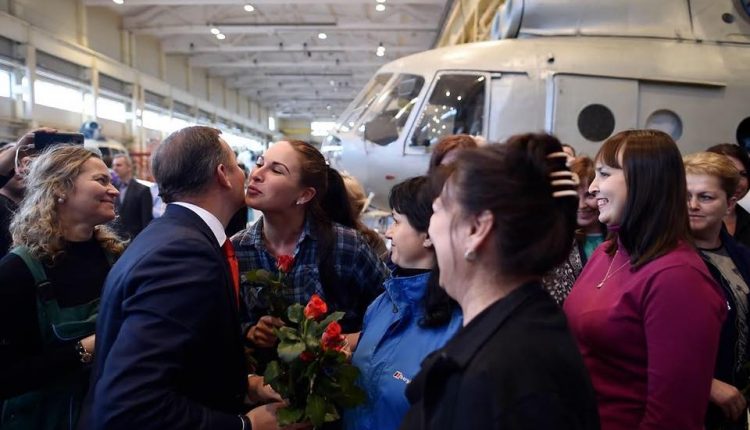 Ляшко показал, как целовался с женщинами на заводе Богуслаева