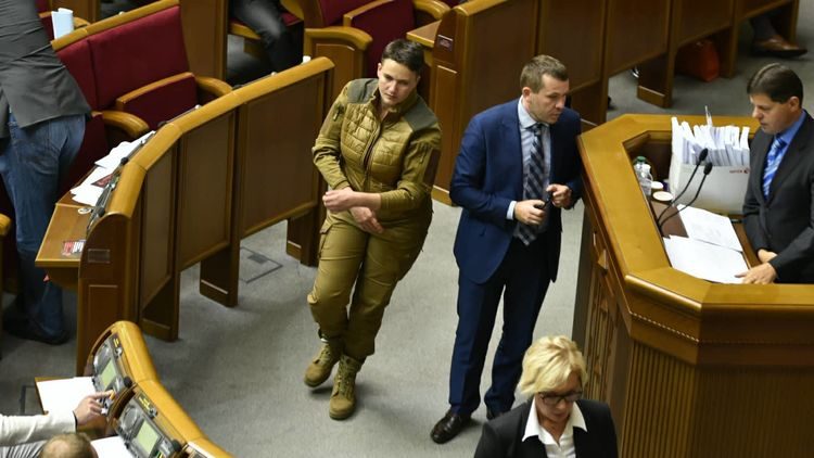Нардеп Савченко пришла в парламент в милитари-костюме