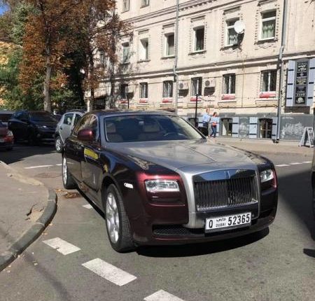 В Киеве Rolls-Royce с арабскими номерами стал “героем парковки”
