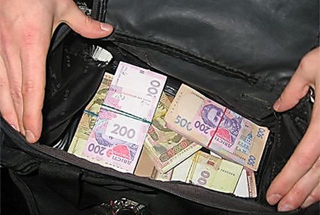 В Киеве у директора предприятия отобрали сумку с миллионом гривен