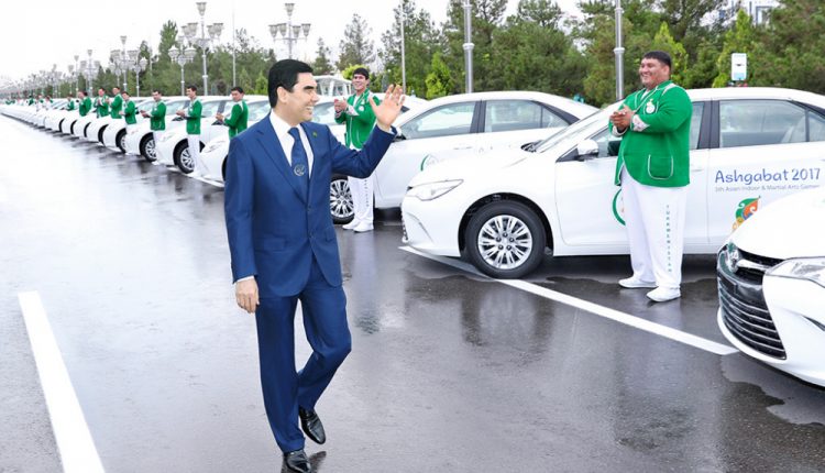 Президенту Туркменистана подарили золотой велосипед