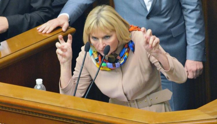 Луценко готова “козлить” нардепов, защищая подругу и парламентаризм