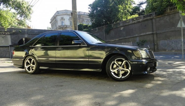 Угонщика “депутатского” Mercedes-Benz в Киеве ищут и силовики, и бандиты