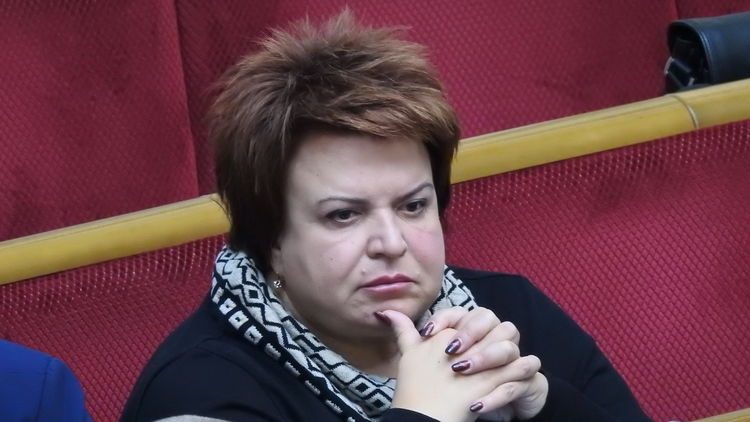 Нардеп Ефремова купила авто, живет в гостинице “Киев” и носит “кошачий глаз”