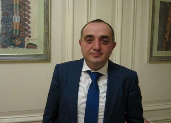 Депутата из Грузии “заточили” в “Борисполе” в зону компании Коломойского