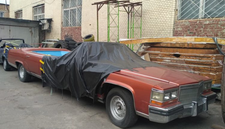 В Киеве был замечен лимузин Cadillac с бассейном