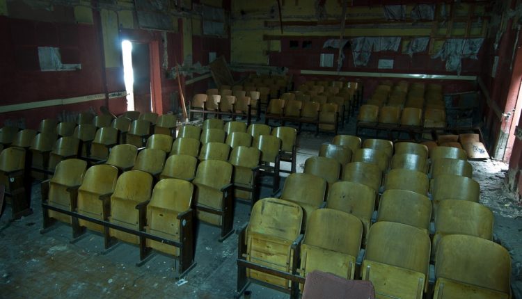 В Киеве из коммунальной собственности “увели” кинотеатр