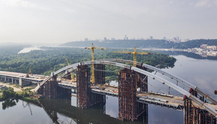 В Киеве хотя сделать платным проезд по новому мосту