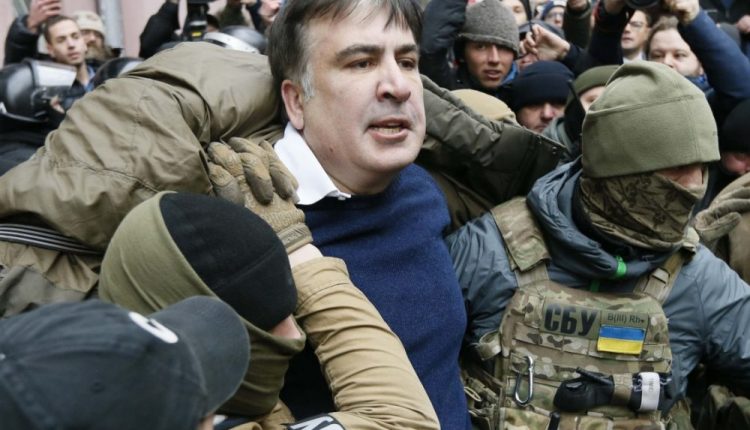 Саакашвили хочет общаться со следователями в лагере