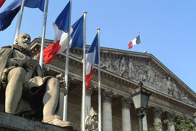 Треть французского правительства составляют миллионеры