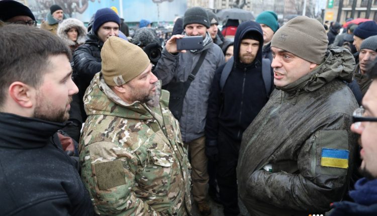 На Майдане произошла стычка “Азова” с советником Порошенко