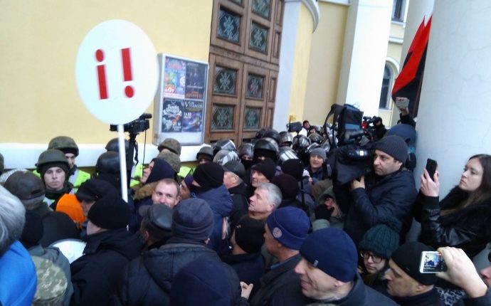 Сторонники Михо пытаются прорваться в Октябрьский дворец