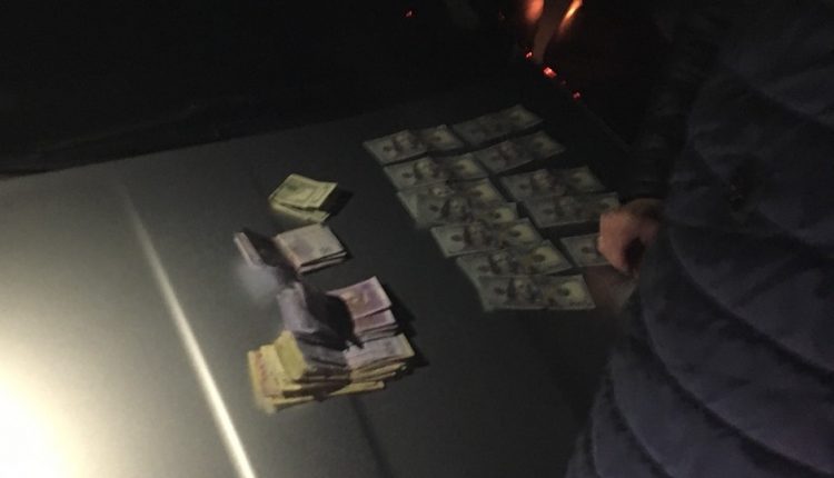 Прокурора задержали при получении взятки в $3 тысячи
