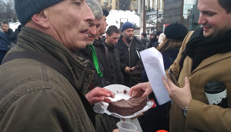 В Киеве на Крещатике сторонники Порошенко собрались на кофе