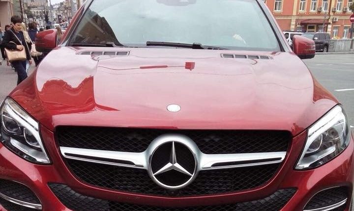 Даше Астафьевой вернули угнанный в Киеве Mercedes