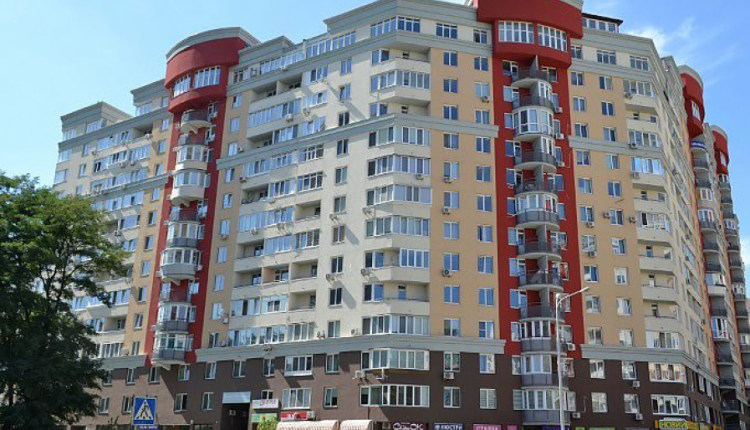 Инспектор Киевской таможни купила столичную квартиру и Mercedes-Benz