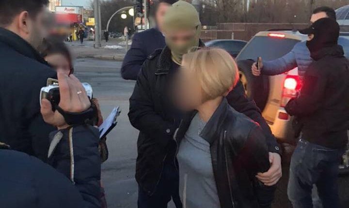 На Киевщине чиновницу задержали при получении взятки в виде автомобиля