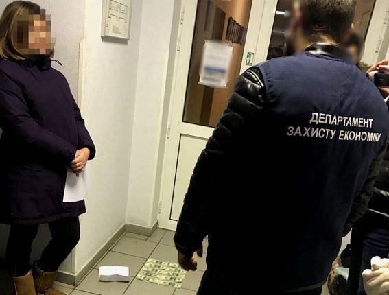 В Киеве задержали эксперта, вымогавшую $4 тысячи
