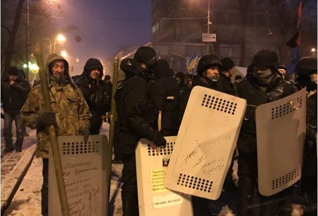 Утром полиция искала Саакашвили, а его сторонники заявили о попытке штурма
