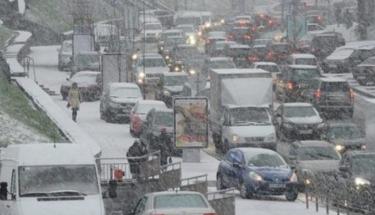 Из-за снегопада Киев парализовали пробки