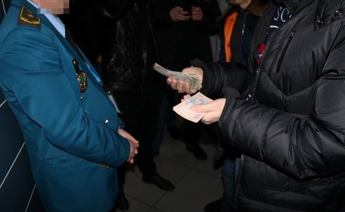 СБУ задержала таможенника Харьковского аэропорта за взятку