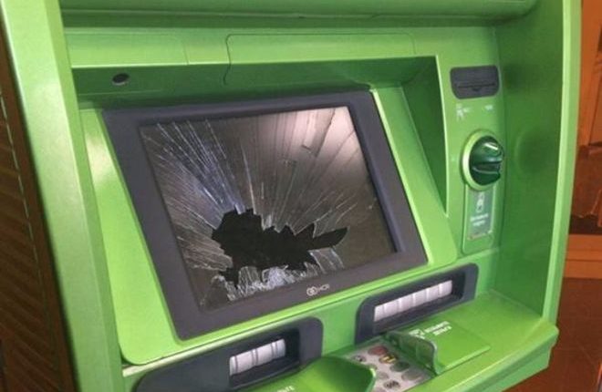 В центре столицы разгромили банкомат “Сбербанка России”