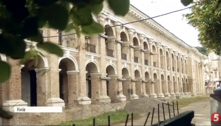 В Киеве суд вернул в госсобственность здание “Гостинного двора”