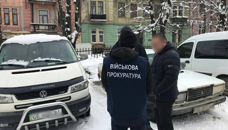 В Черновцах помощника судьи задержали за взятку в $1200