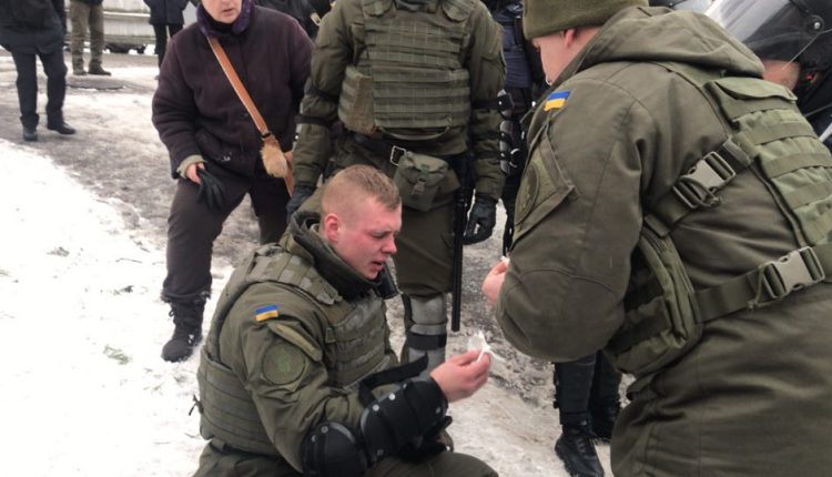 В Киеве у суда по “делу Труханова” начались столкновения и подстрелили силовика